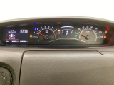 スピードメーターとタコメーターを大きく配した見やすいメーター部になっています。左側のインフォメーション画面でオドメーターや燃費などの情報を確認できます。