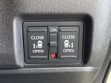 【両側パワースライドドア】スマートキーや運転席のスイッチで後席両側スライドドアの開閉が可能♪電動だから力を入れてドアを開ける必要が無く、小さなお子様でも簡単に開け閉めでき快適です♪