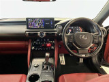 運転席周りのレイアウトをご覧ください。ナビゲーションが綺麗に装着されスッキリ収まってますね!操作スイッチも手が届きやすくわかりやすいです!