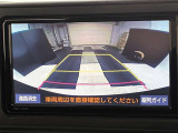 こちらのバックカメラは画面にラインが表示されておりますので、バック時のクルマの進行方向の目安になります。より高いレベルで車庫入れをサポートする、便利な機能ですね。