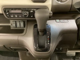 CVT車のセレクトレバーです。低速から高速まで、変速ショックのないスムーズな走りを実現するとともに、エンジン効率のよい領域を維持することで燃費にも貢献します。