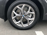 BMW純正19インチホイール。洗練されたデザインで、足元の個性を引き立てます。