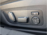 運転席メモリー付きフロント電動シート装備。