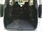 両側のシートを跳ね上げると荷物もたくさん積めるラゲッジルームになります。