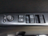 運転席のスイッチで全てのウィンドウの開閉操作を行うことができます。ロックボタンをONにしておくと、運転席以外のウィンドウは作動しないのでお子様を乗せているときなども安心ですね♪
