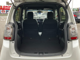リア席を倒せば広々とした空間の出来上がり、荷物がたくさん載せられますよ。