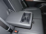 セカンドシート中央のアームレスト&ドリンクホルダーです