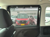 ママの声をカタチにしました!使わない時はスッと収納できるロール式サンシェード。強い日差しをやさしく遮り、後席のお子様の快適な眠りをサポート♪デリケートなお肌の日焼け対策にも役立つ、気配り装備です。