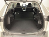 後席シートを前に倒すと十分なスペースを確保できます。分割式なので後席の片方に乗車しながらスキーやゴルフバックなど尺の長い荷物も積み込めます。