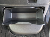 足元には便利なセンターロアボックスを設置。車内を整理しやすく、使い勝手の良さが魅力です。