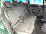 ●後部座席も気になるようなキズ・汚れやへたり等、大きなダメージはなく、良好な状態です。