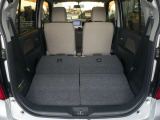 リアシートを倒せば、広い荷室になるので、荷物をたくさん積めます♪