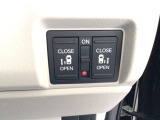 【両側パワースライドドア】両側がパワースライドドアになっており、運転席のスイッチやスマートキーでも開閉が可能です!開口部も広いので乗り降りも楽々♪