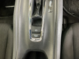 パーキングブレーキはスマートな電子制御式と合わせて渋滞時等にブレーキペダルから足を離しても停車状態を保持してくれるオートブレーキホールド機能で運転が楽になります。スタートはアクセルペダルを踏むだけ