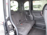 2列目シートのお写真です。 大人が座っても広々としております。