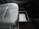 助手席のシート下は大容量の収納スペース♪季節の変化で使用しない物など収納可能です♪