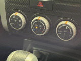 【オートエアコン】一度お好みの温度に設定すれば、車内の温度を検知し風量や温度を自動で調整。暑い&hellip;寒い&hellip;と何度もスイッチ操作をする必要はありません。快適な車内空間には必須の機能ですね♪