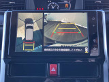 アラウンドビューモニターで、上空から見下ろしているような映像を表示します。ひと目で周囲の状況がわかるため安心です。