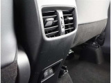 充電用USB端子付き。スマートフォンなどの充電に便利です。