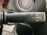 【オートライト】周りの明るさに応じて自動でヘッドライトの点灯・消灯ができる機能です!ライトの付け忘れ・消し忘れなどが無くなり、雨の日や夕方の走行も安心!トンネル通過時も便利ですね♪