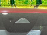 【スマートブレーキサポート】走行中に前方の車両等を認識し、衝突しそうな時は警報とブレーキで衝突回避と被害軽減をアシスト。より安全にドライブをお楽しみいただけます。