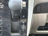 インパネ中央部にシフトレバーが設置されているので、足元が広々していて快適です★