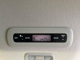 【リアオートエアコン】広い後部座席には必須の機能!風量や温度を自動で調整し前席と同様な車内環境にしてくれるリアオートエアコンを装備。夏の暑さも冬の寒さもストレスなく快適にお過ごしいただけます♪