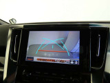 バックガイドモニター付き。車両後方の映像をナビ画面に表示し、駐車などの後退操作をサポートします。