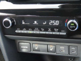 オートエアコンなのでスイッチひとつで車内を設定温度に調節してくれます☆