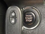 【キーレススタートシステム】カバンやポケットに入れたままでもドアの施錠・解錠が可能なスマートキーを装備。エンジンのオン・オフ時もカギを取り出す必要が無いからとっても便利です♪