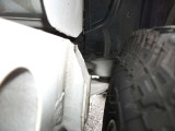 リヤ側(リヤタイヤ付近)の溶接部ブラケットは、タイヤが当たらないようにきちんとカット済み☆ (※AIS査定検査では、溶接部のクロスメンバーカットとなる為、評価がダウンされます事をご理解下さい。)