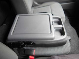 運転席と助手席の間にドリンクホルダーございます
