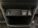 前席の左右別々のシートヒータースイッチが付いています。HiとLoの2段階で温度設定ができます。スイッチの間にはアクセサリーソケットがついており、USBのアダプターなどをつければスマホの充電にも使えます