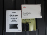 カギをバッグやポケットに入れたままでもドアロックの開閉やエンジン始動ができる『スマートキー』付き!暗くなってもキー穴を捜す必要が無くとっても便利ですから人気の装備です!