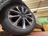 【純正18インチアルミホイール】外観にマッチした純正アルミホイールを装着しております。各種社外アルミホイールや、スタッドレスタイヤも取扱いしております。是非ご相談ください♪