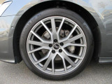 全車両に標準装備の純正アルミホイールは、純正ならではのバランスの良いデザインと、走行安定性をお楽しみ頂けます。