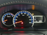 とっても見やすいメーターです。夜間時はラグジュアリーな気分にさせてくれる照明が魅力ですので、夜のドライブも楽しみになりますよ♪