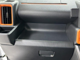 助手席側のインパネトレイは大きくてボックスティッシュも置けます!