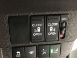 【両側パワースライドドア】両側がパワースライドドアになっており、運転席のスイッチやスマートキーでも開閉が可能です!開口部も広いので乗り降りも楽々♪