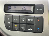 【オートエアコン】一度お好みの温度に設定すれば、車内の温度を検知し風量や温度を自動で調整。暑い&hellip;寒い&hellip;と何度もスイッチ操作をする必要はありません。快適な車内空間には必須の機能ですね♪