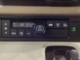 セレクトレバーの左上にオートエアコンがついてますので、簡単操作で快適に過ごせます。リア熱線のスイッチの中に、雪道に対応したサイドミラーヒーターも入っています。