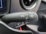 スイッチをオートに設定しておけば、車外の明るさに応じて自動的にヘッドランプを点灯・消灯します。夕暮れ時やトンネルの続く山道などを走行する時に便利なコンライトを装備しています。