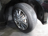 タイヤは ブリヂストン 2022年製がついています。そして足元を精悍に引き締めるホンダ純正14インチアルミホイール、おしゃれは足元から、カッコイイですね!