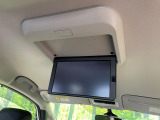 【フリップダウンモニター】大画面モニターで後席でもエンタメをお楽しみいただけます。小さなお子様にも大人気の装備です♪