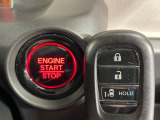 【Hondaスマートキー】カバンやポケットに入れたままでもドアの施錠・解錠が可能なスマートキーを装備。エンジンのオン・オフ時もカギを取り出す必要が無いからとっても便利です♪