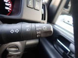 オートライト機能が装備されており暗い場所に入ると車両が検知しライトのON・OFFを自動的に切り替えてくれますので非常に便利な装備です♪