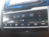 フルオートエアコン付きです。1年中どんな季節でも快適温度に設定が出来るのでドライブや通勤が楽しくなります。