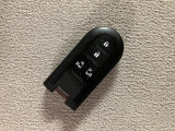 電子カードキーを携帯していれば、ドアハンドルやバックドアのリクエストスィッチを押すだけでドアの施錠、開錠が行えます。電子カードキーがないとエンジンが始動しない、盗難防止に役立つイモビライザー機能付