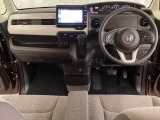 車内は光触媒抗菌消臭施工済です。スタイリッシュなデザインで暖かみのあるインパネ周りを演出します。グローブボックスやカップホルダーのほかにトレーなどたくさんの収納スペースが装備されています。