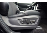 運転席にはパワーシートが付いております。パワーシートは指先1つで操作出来るためチカラの弱い女性の方でもシートに座ったまま操作出来ます♪